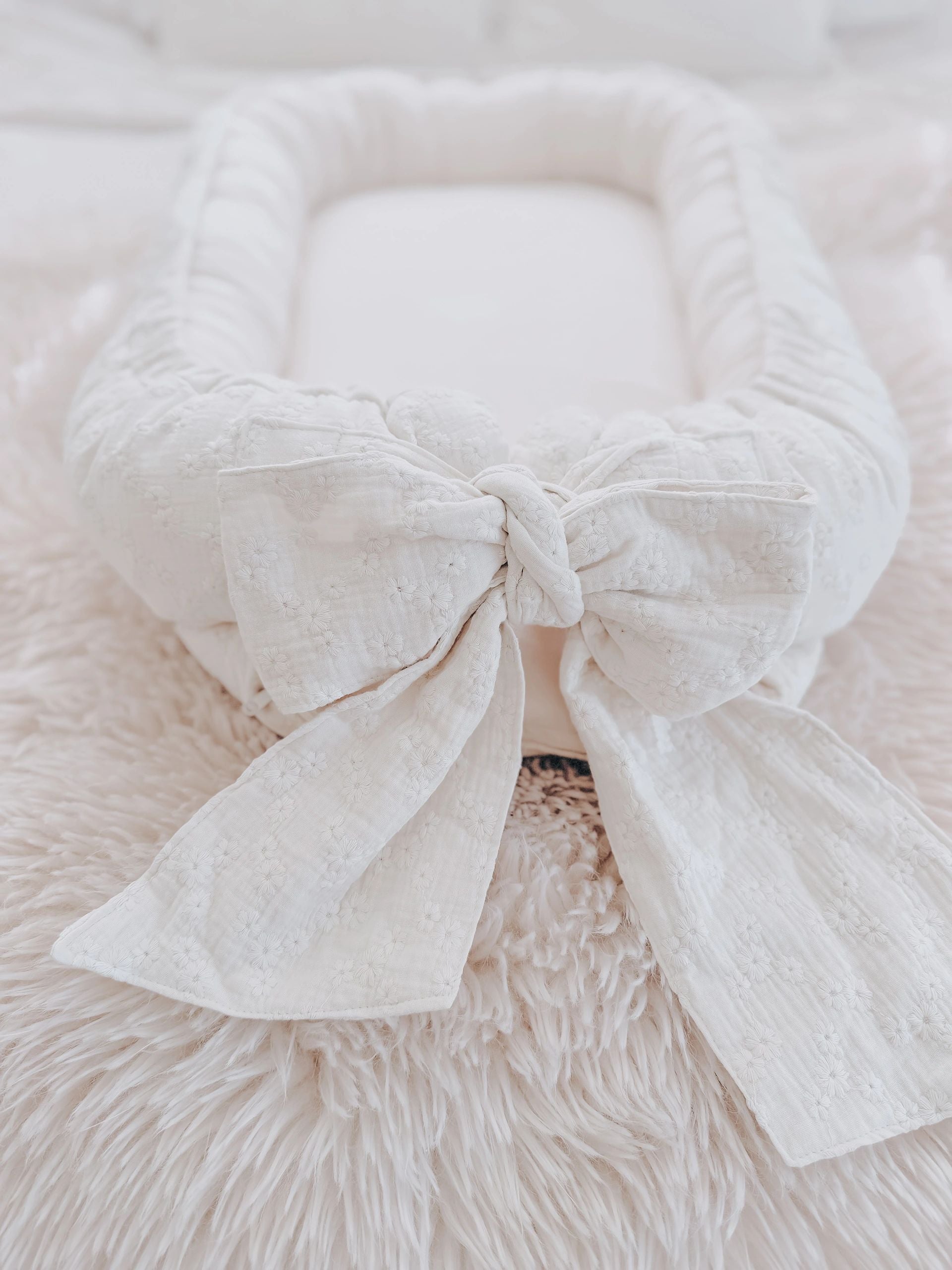 Babyly woven embroidered baby nest with large bow
