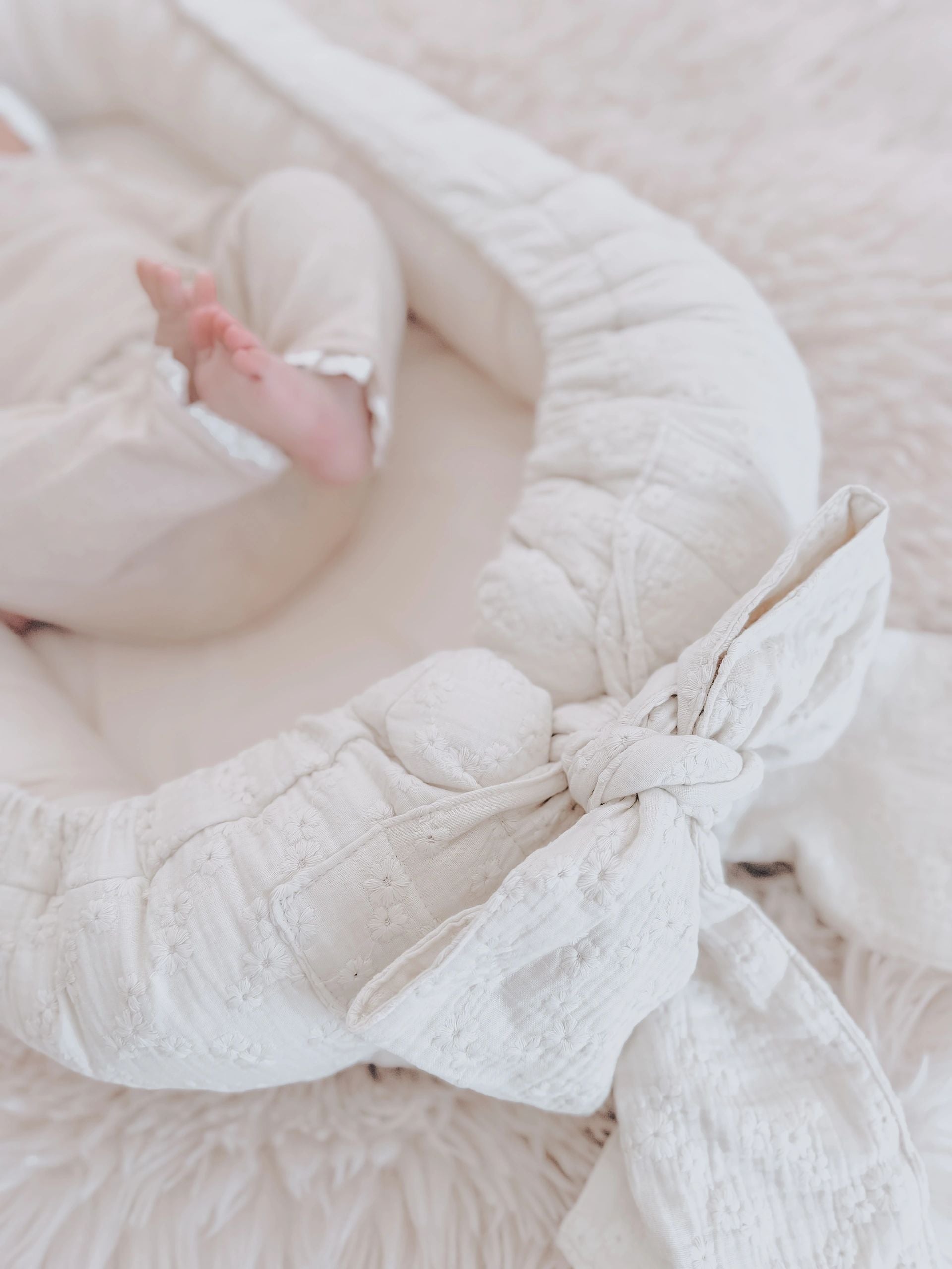 Babyly woven embroidered baby nest with large bow