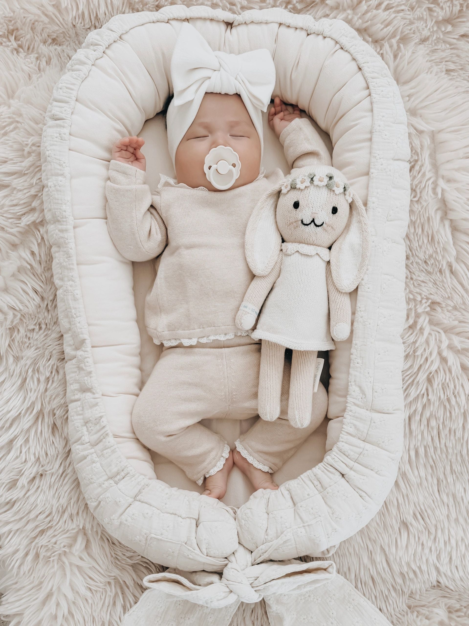 Babyly woven embroidered baby nest with large bow
